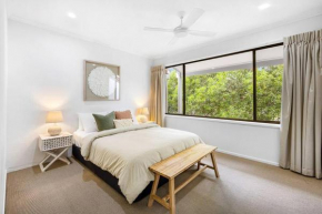 Stylish Poolside Villa, Noosa